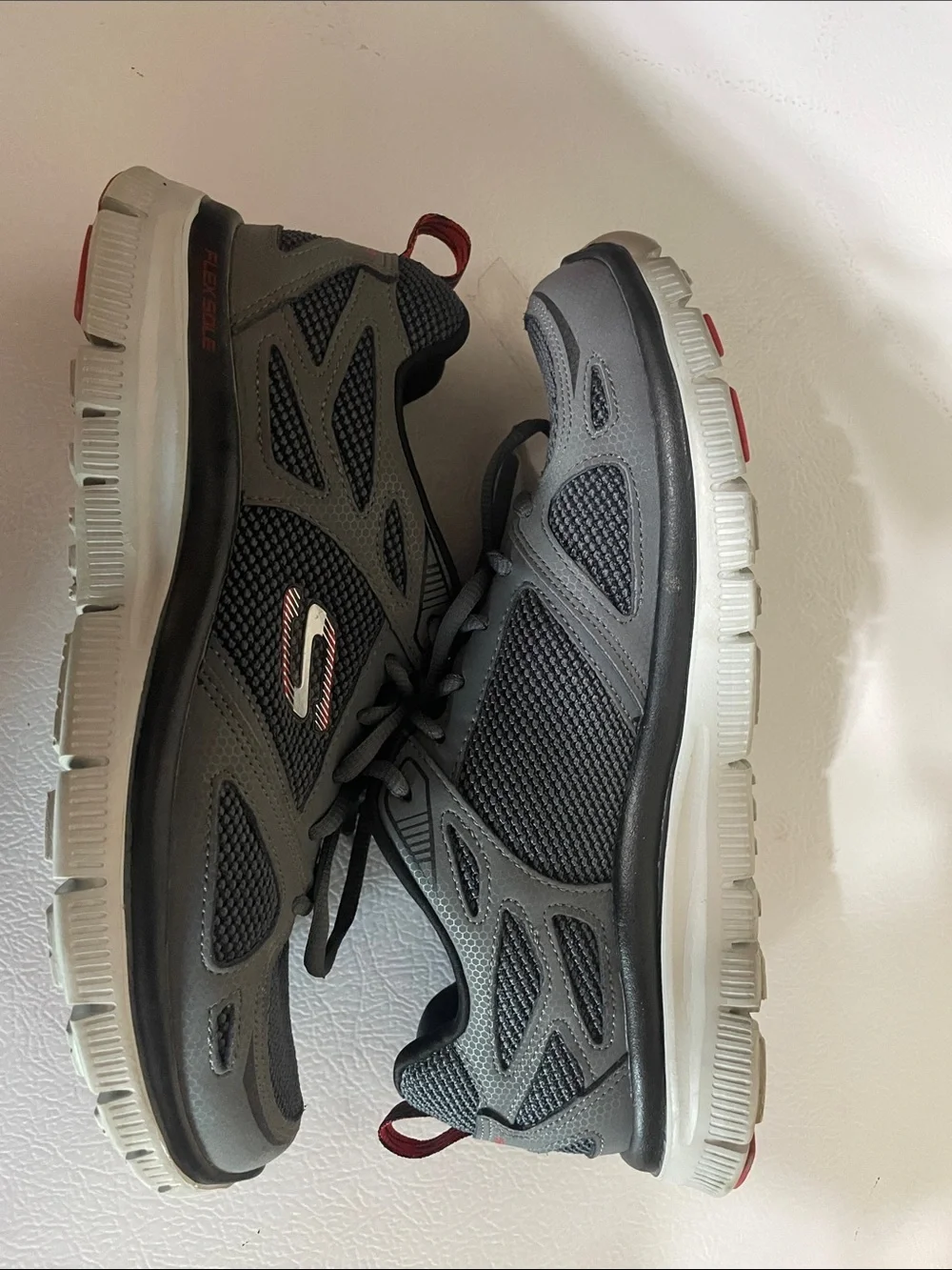 Skechers Men's  Black And Gray Memory Foam Shoes. Very Good Condition. Size 8.5.